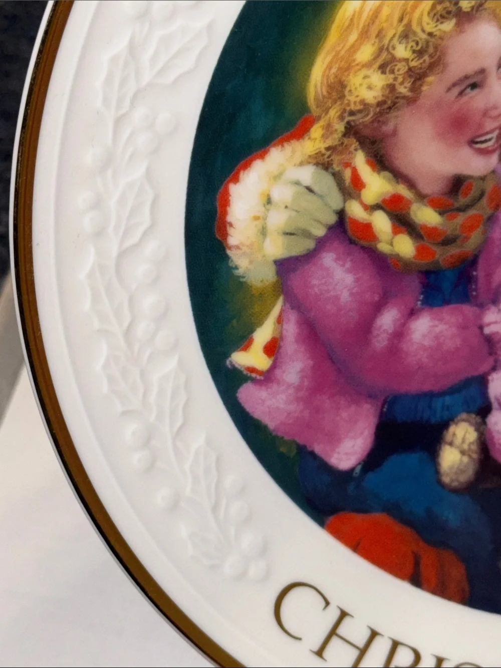 Avon 1999Fine Collectibles Christmas Decorative Plate - 22K Hold Rim.